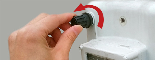 マイコンメーターの復帰ボタンのキャップを外した画像